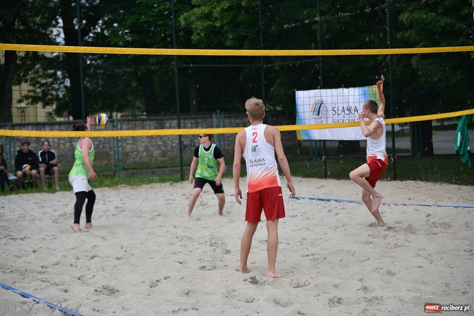 Zdjęcie w galerii na portalu naszraciborz.pl: Półfinał mistrzostw Śląska juniorów w siatkówce plażowej w Raciborzu i Krzanowicach [FOTO] wiadomości z regionu