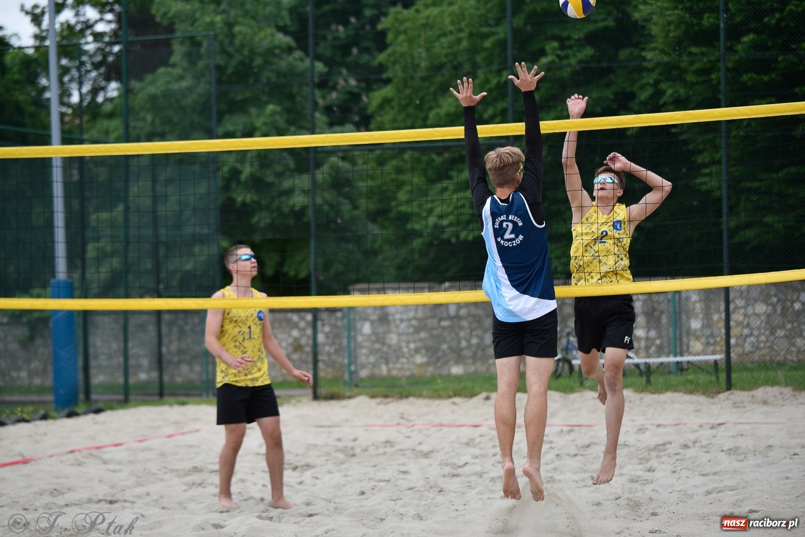 Zdjęcie w galerii na portalu naszraciborz.pl: Półfinał mistrzostw Śląska juniorów w siatkówce plażowej w Raciborzu i Krzanowicach [FOTO] wiadomości z regionu
