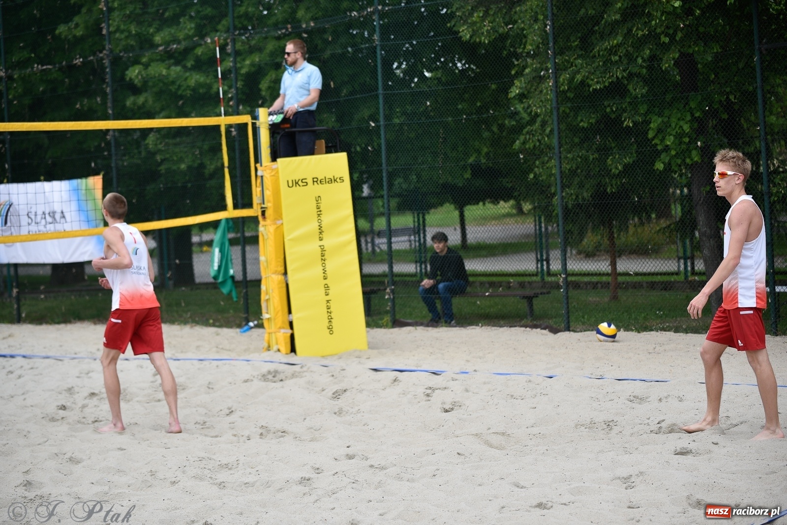 Zdjęcie w galerii na portalu naszraciborz.pl: Półfinał mistrzostw Śląska juniorów w siatkówce plażowej w Raciborzu i Krzanowicach [FOTO] wiadomości z regionu