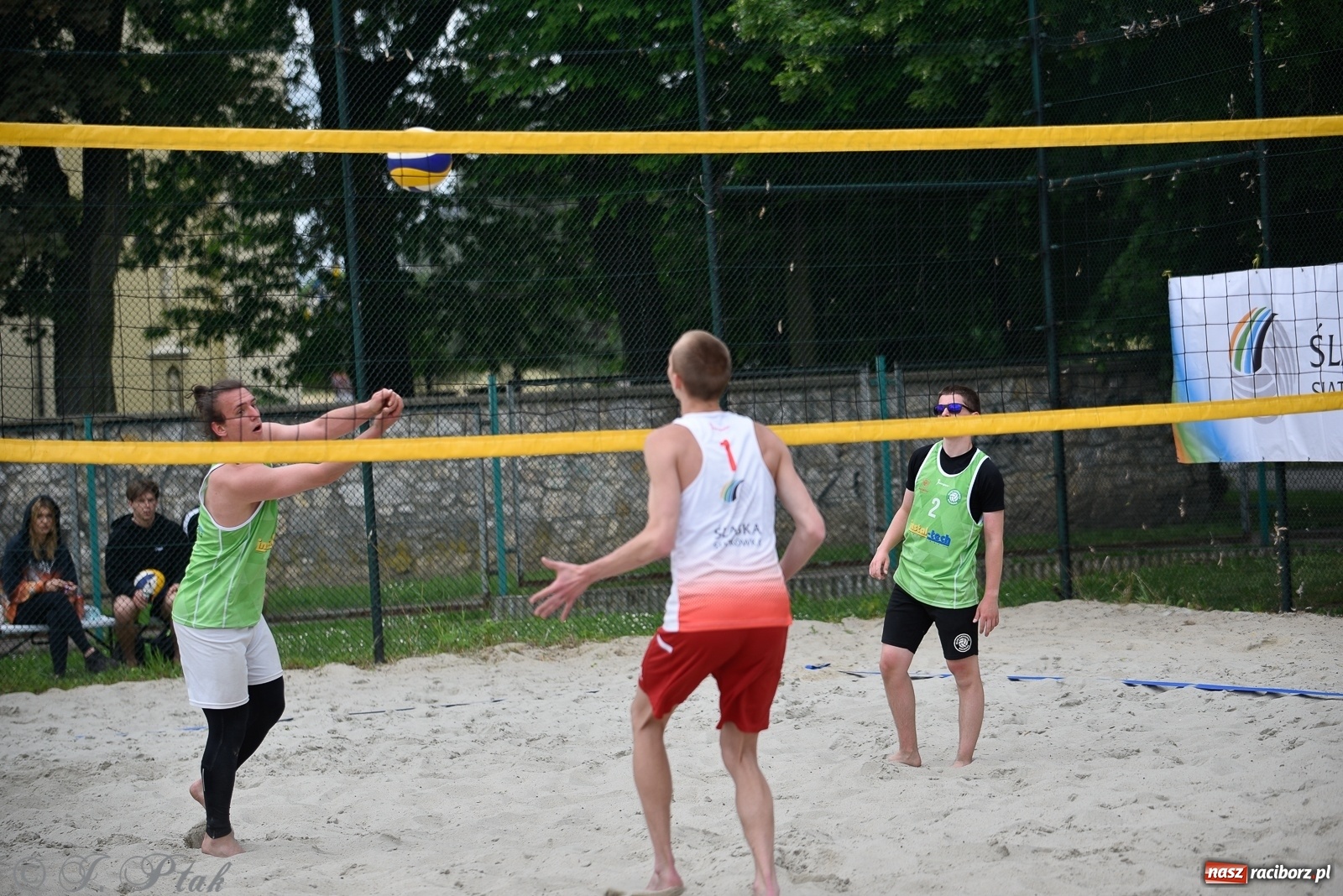 Zdjęcie w galerii na portalu naszraciborz.pl: Półfinał mistrzostw Śląska juniorów w siatkówce plażowej w Raciborzu i Krzanowicach [FOTO] wiadomości z regionu
