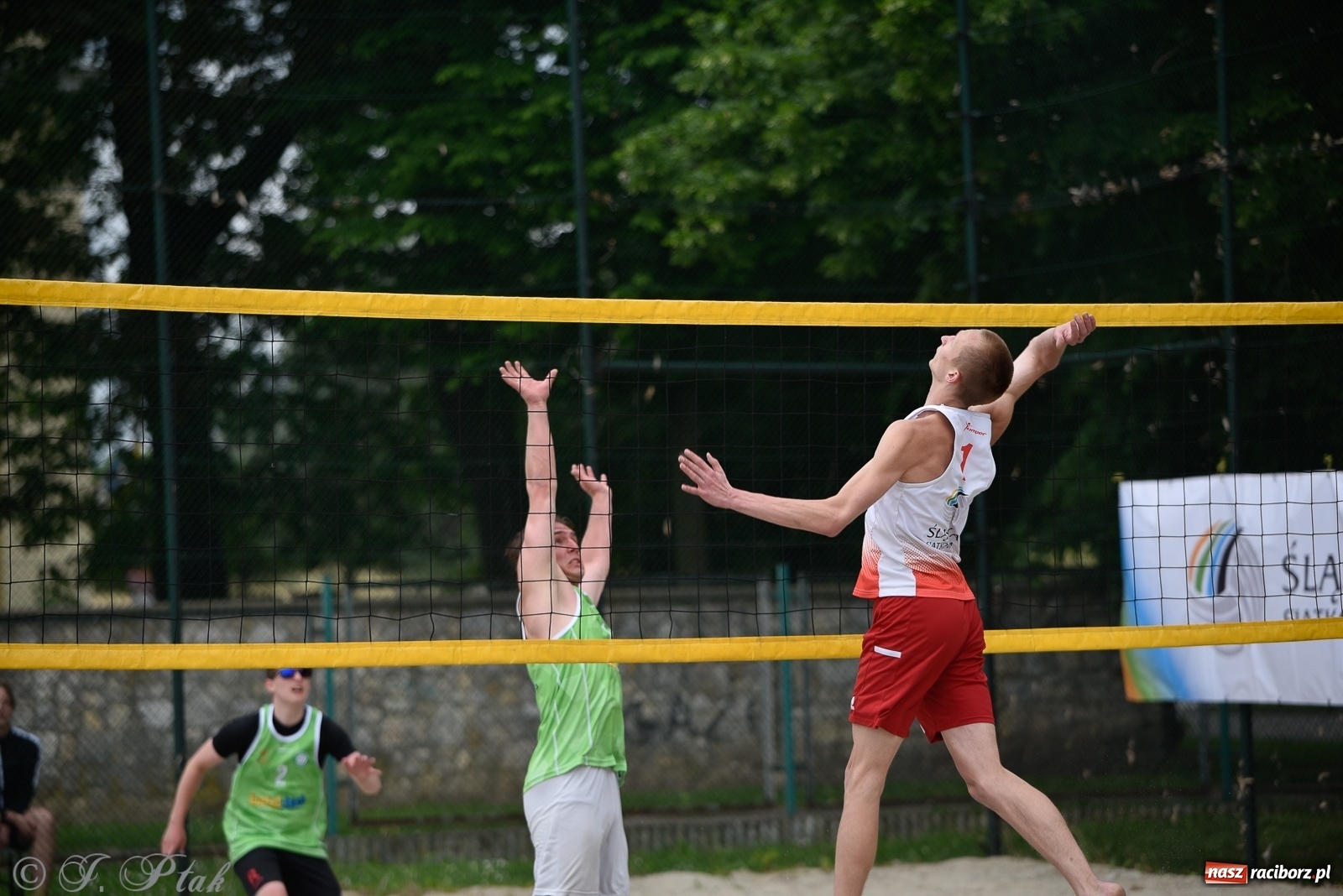 Zdjęcie w galerii na portalu naszraciborz.pl: Półfinał mistrzostw Śląska juniorów w siatkówce plażowej w Raciborzu i Krzanowicach [FOTO] wiadomości z regionu