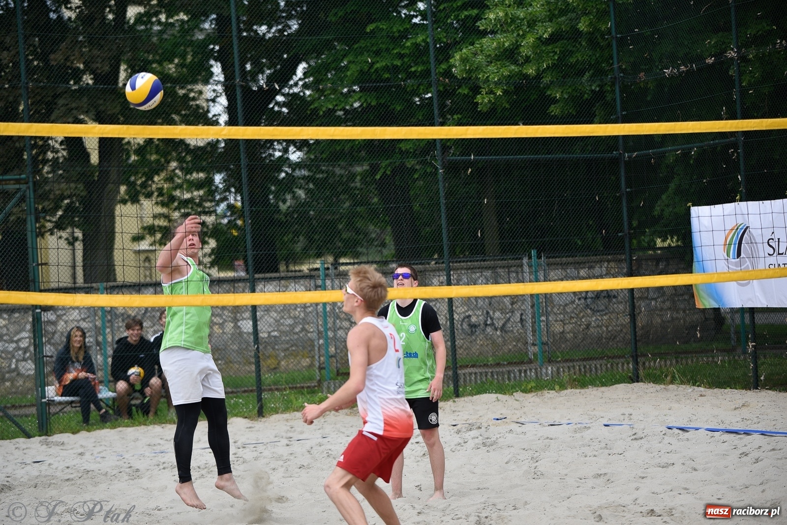 Zdjęcie w galerii na portalu naszraciborz.pl: Półfinał mistrzostw Śląska juniorów w siatkówce plażowej w Raciborzu i Krzanowicach [FOTO] wiadomości z regionu