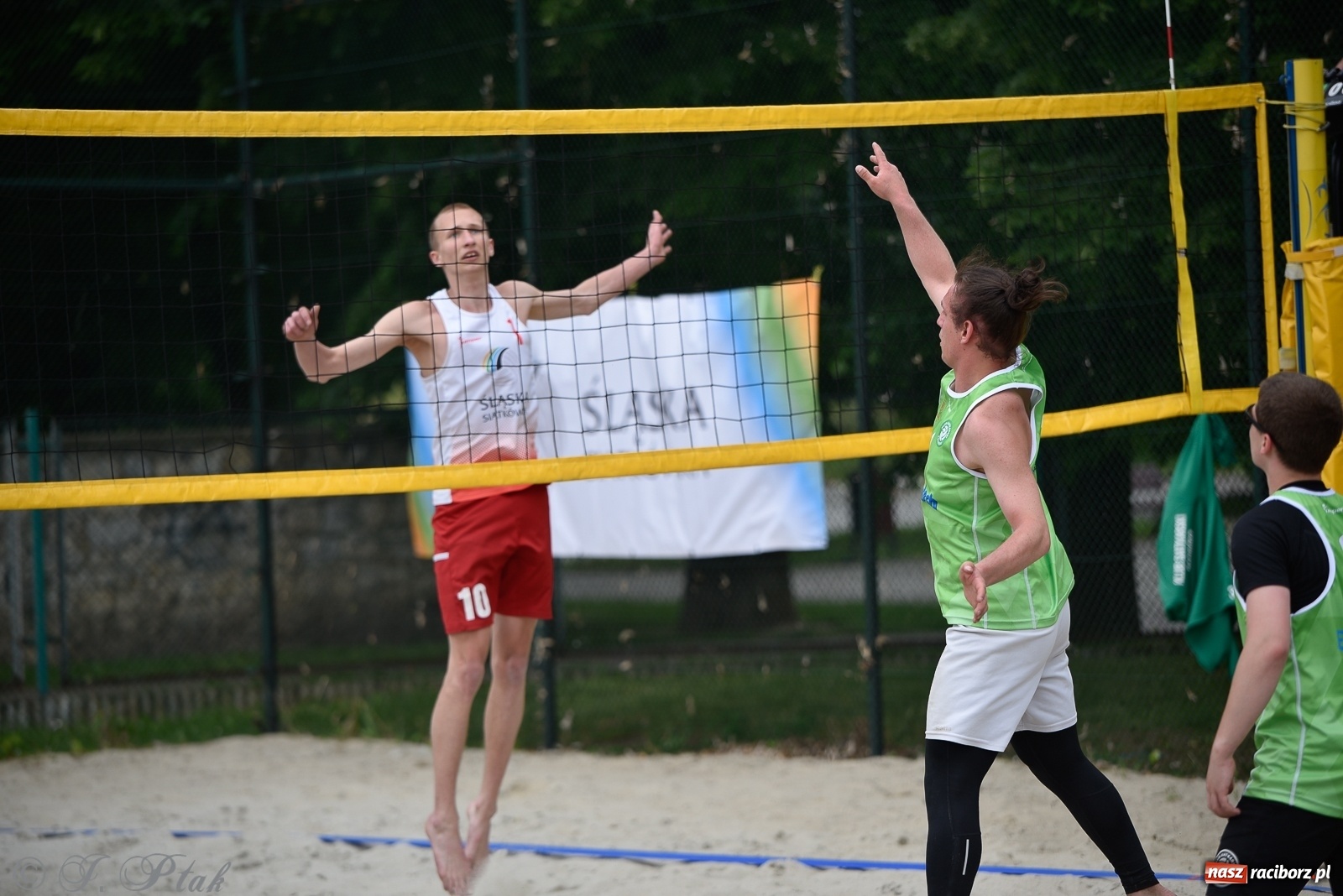 Zdjęcie w galerii na portalu naszraciborz.pl: Półfinał mistrzostw Śląska juniorów w siatkówce plażowej w Raciborzu i Krzanowicach [FOTO] wiadomości z regionu