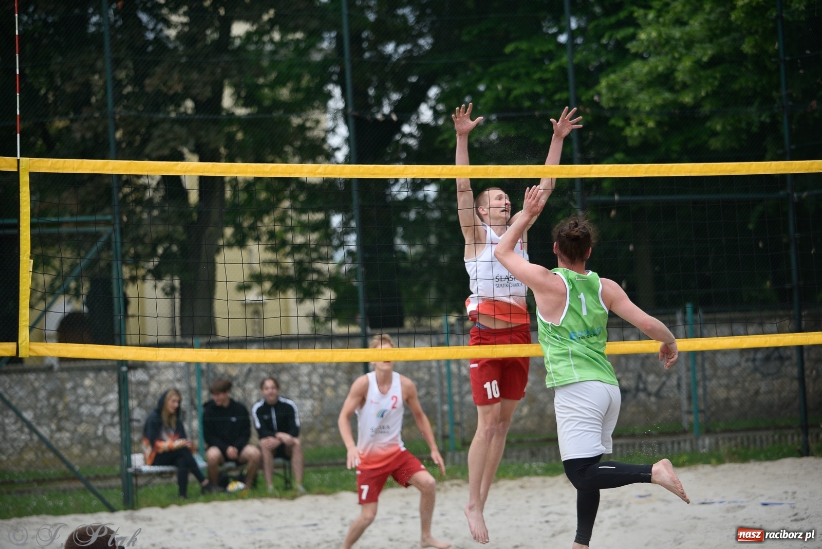 Zdjęcie w galerii na portalu naszraciborz.pl: Półfinał mistrzostw Śląska juniorów w siatkówce plażowej w Raciborzu i Krzanowicach [FOTO] wiadomości z regionu