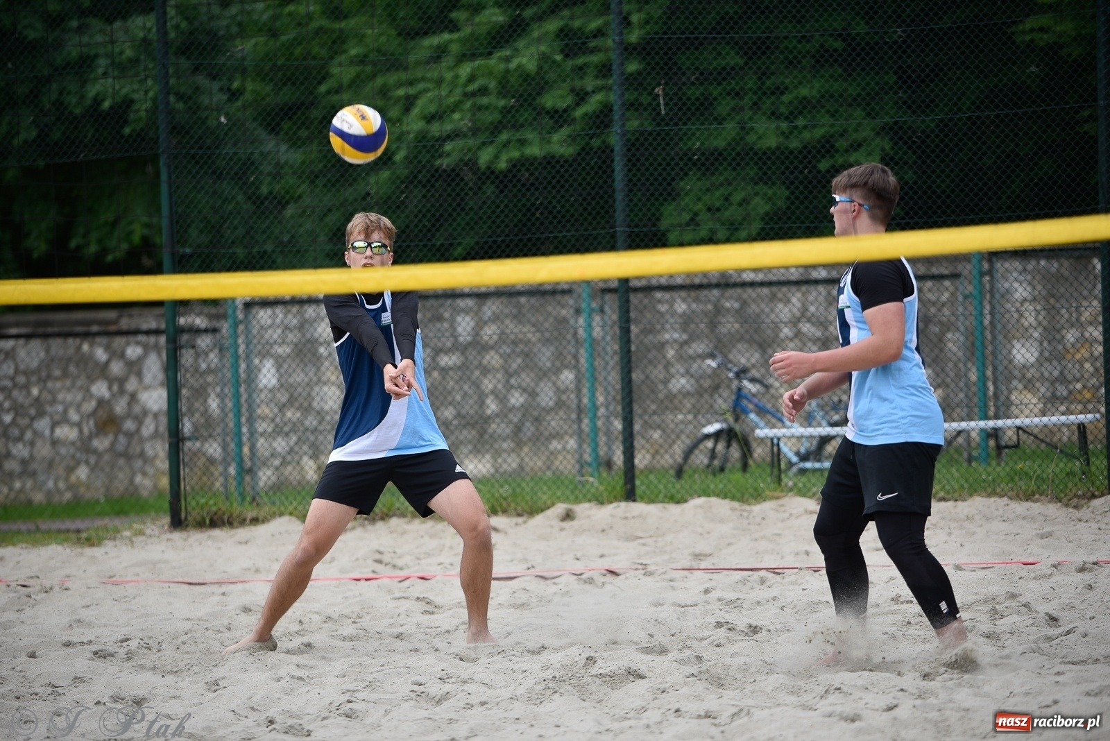 Zdjęcie w galerii na portalu naszraciborz.pl: Półfinał mistrzostw Śląska juniorów w siatkówce plażowej w Raciborzu i Krzanowicach [FOTO] wiadomości z regionu