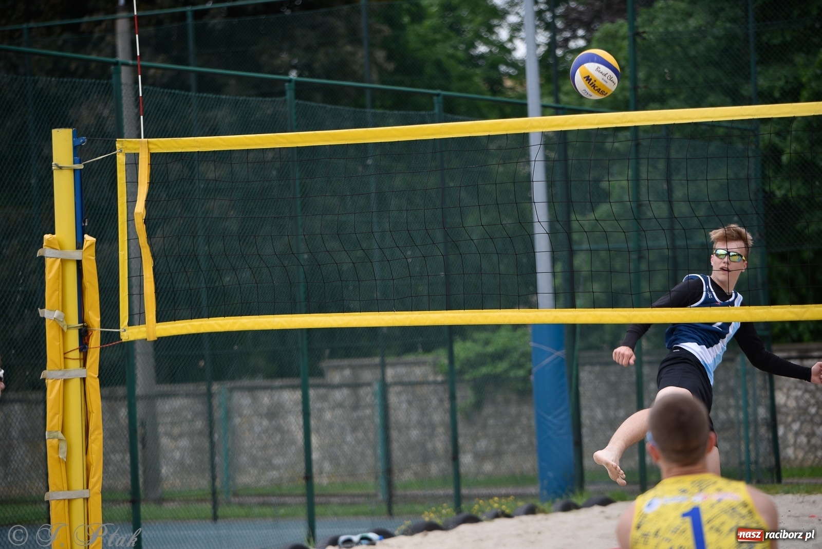 Zdjęcie w galerii na portalu naszraciborz.pl: Półfinał mistrzostw Śląska juniorów w siatkówce plażowej w Raciborzu i Krzanowicach [FOTO] wiadomości z regionu