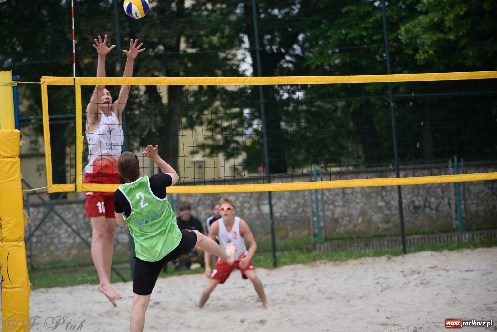 Zdjęcie w galerii na portalu naszraciborz.pl: Półfinał mistrzostw Śląska juniorów w siatkówce plażowej w Raciborzu i Krzanowicach [FOTO] wiadomości z regionu
