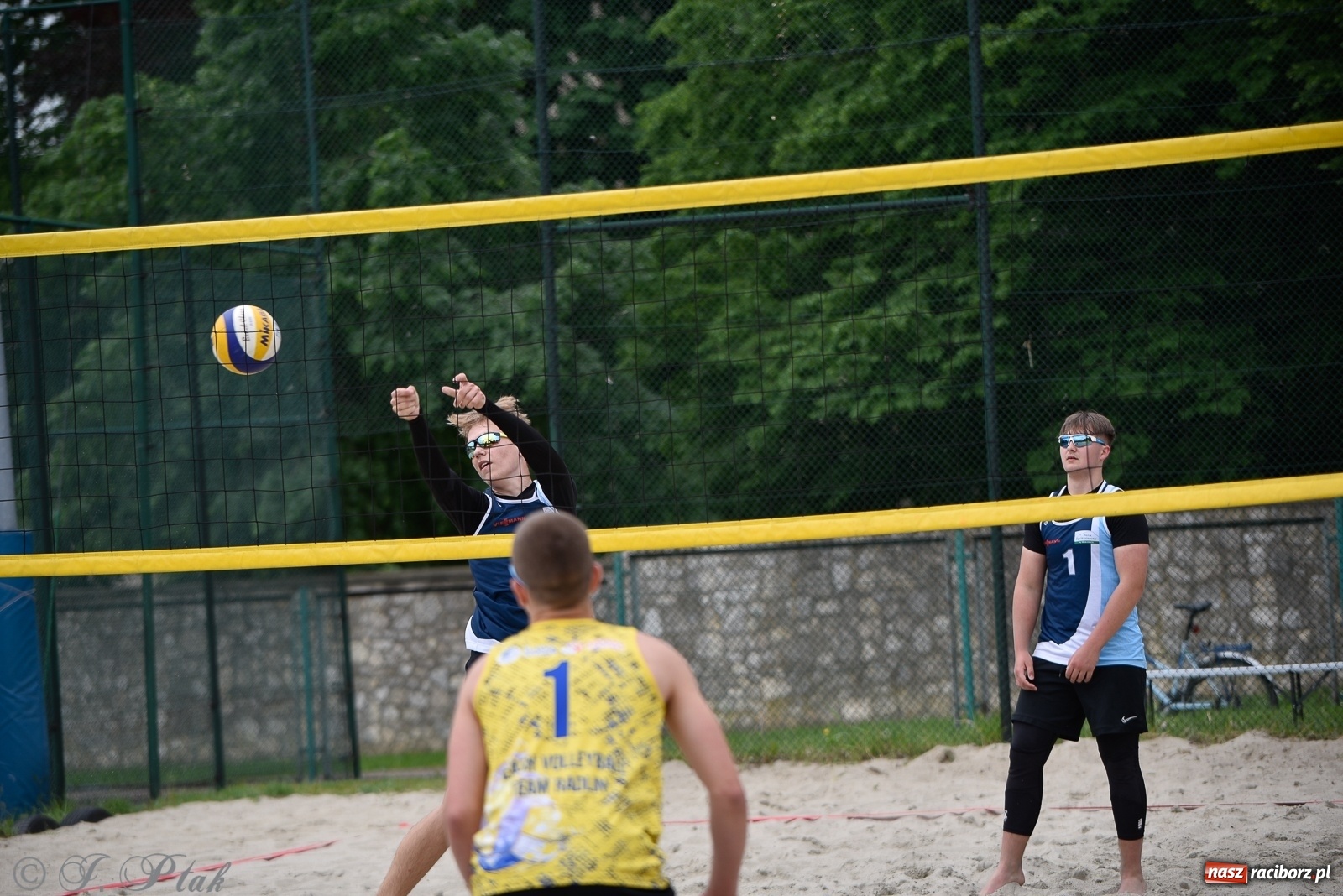 Zdjęcie w galerii na portalu naszraciborz.pl: Półfinał mistrzostw Śląska juniorów w siatkówce plażowej w Raciborzu i Krzanowicach [FOTO] wiadomości z regionu