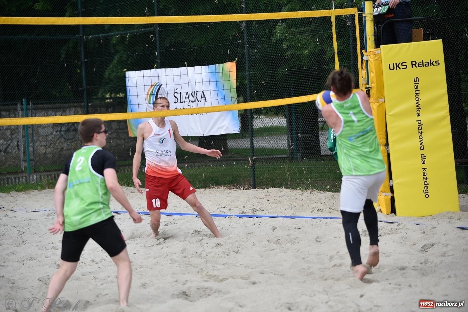 Zdjęcie w galerii na portalu naszraciborz.pl: Półfinał mistrzostw Śląska juniorów w siatkówce plażowej w Raciborzu i Krzanowicach [FOTO] wiadomości z regionu