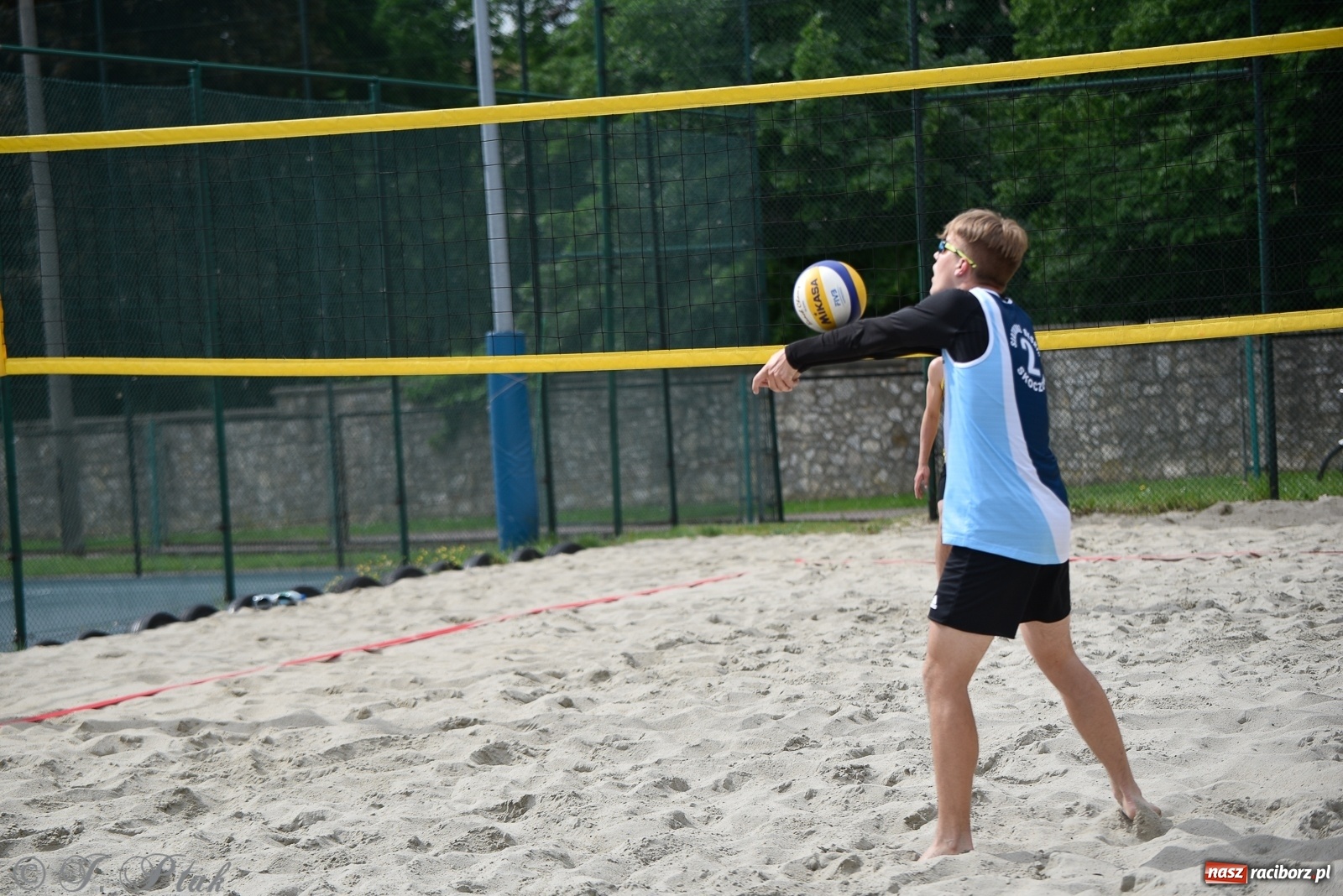 Zdjęcie w galerii na portalu naszraciborz.pl: Półfinał mistrzostw Śląska juniorów w siatkówce plażowej w Raciborzu i Krzanowicach [FOTO] wiadomości z regionu