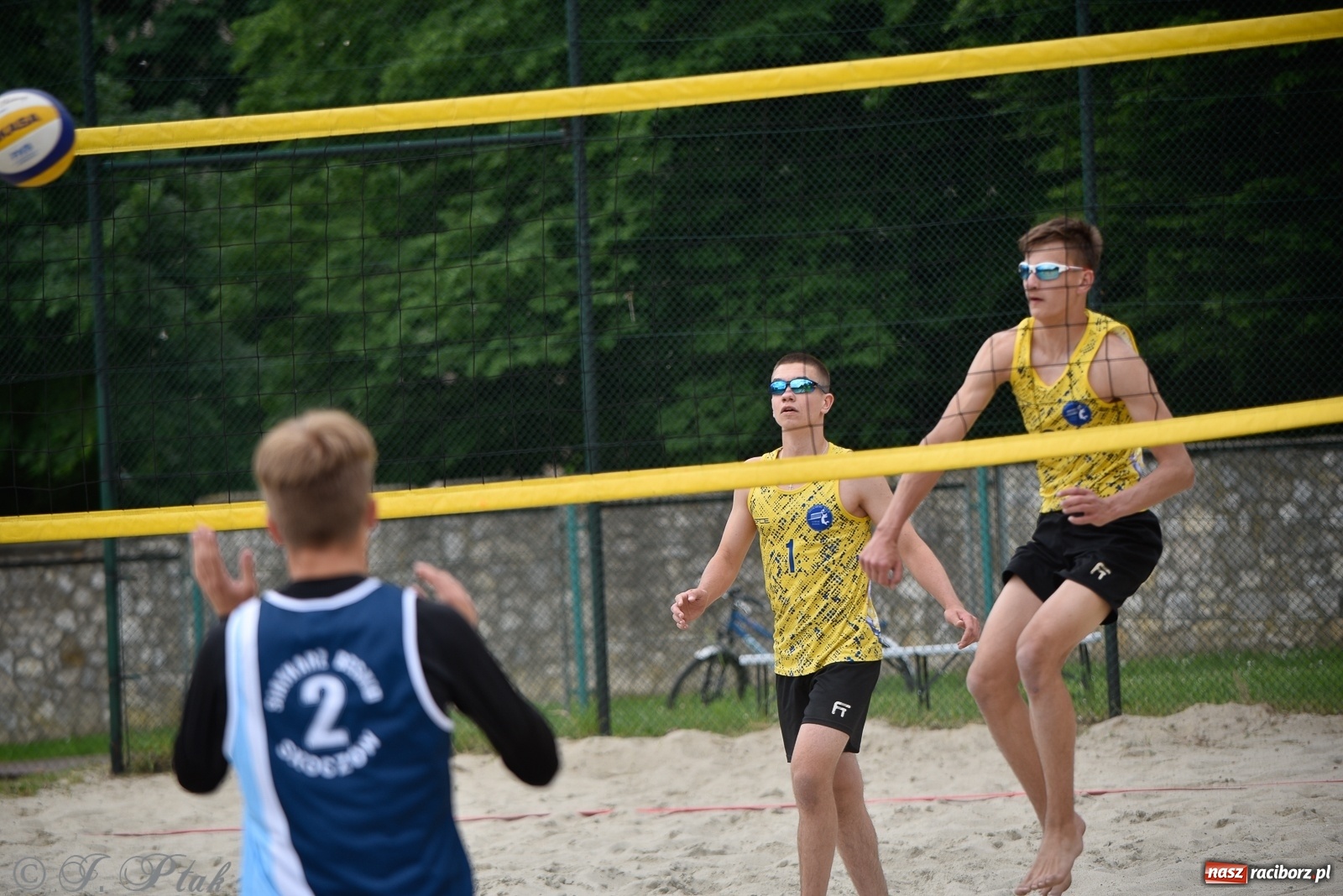 Zdjęcie w galerii na portalu naszraciborz.pl: Półfinał mistrzostw Śląska juniorów w siatkówce plażowej w Raciborzu i Krzanowicach [FOTO] wiadomości z regionu