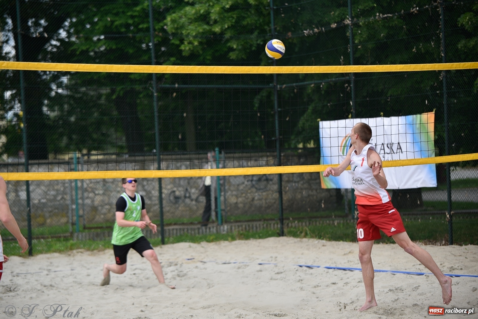 Zdjęcie w galerii na portalu naszraciborz.pl: Półfinał mistrzostw Śląska juniorów w siatkówce plażowej w Raciborzu i Krzanowicach [FOTO] wiadomości z regionu