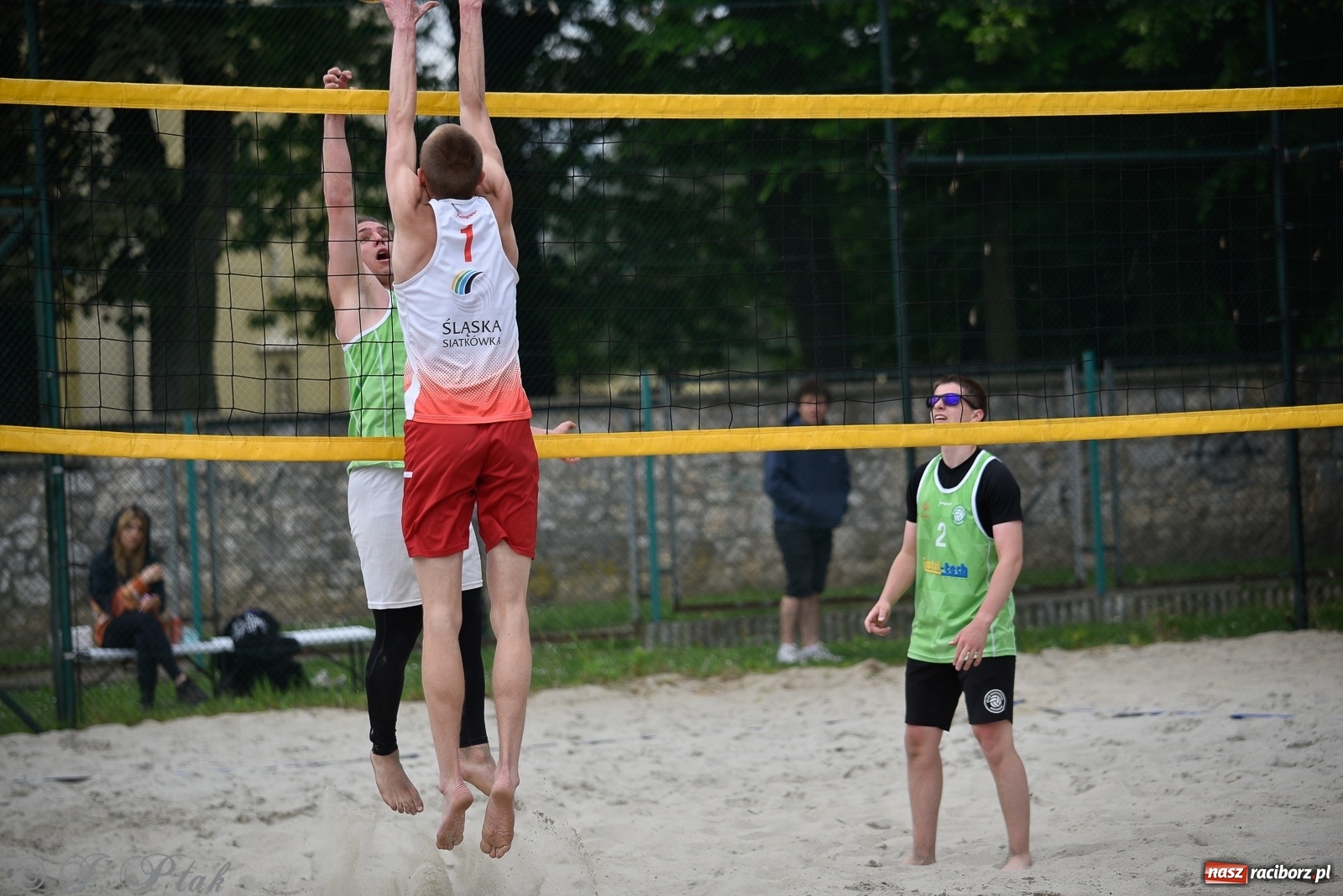 Zdjęcie w galerii na portalu naszraciborz.pl: Półfinał mistrzostw Śląska juniorów w siatkówce plażowej w Raciborzu i Krzanowicach [FOTO] wiadomości z regionu