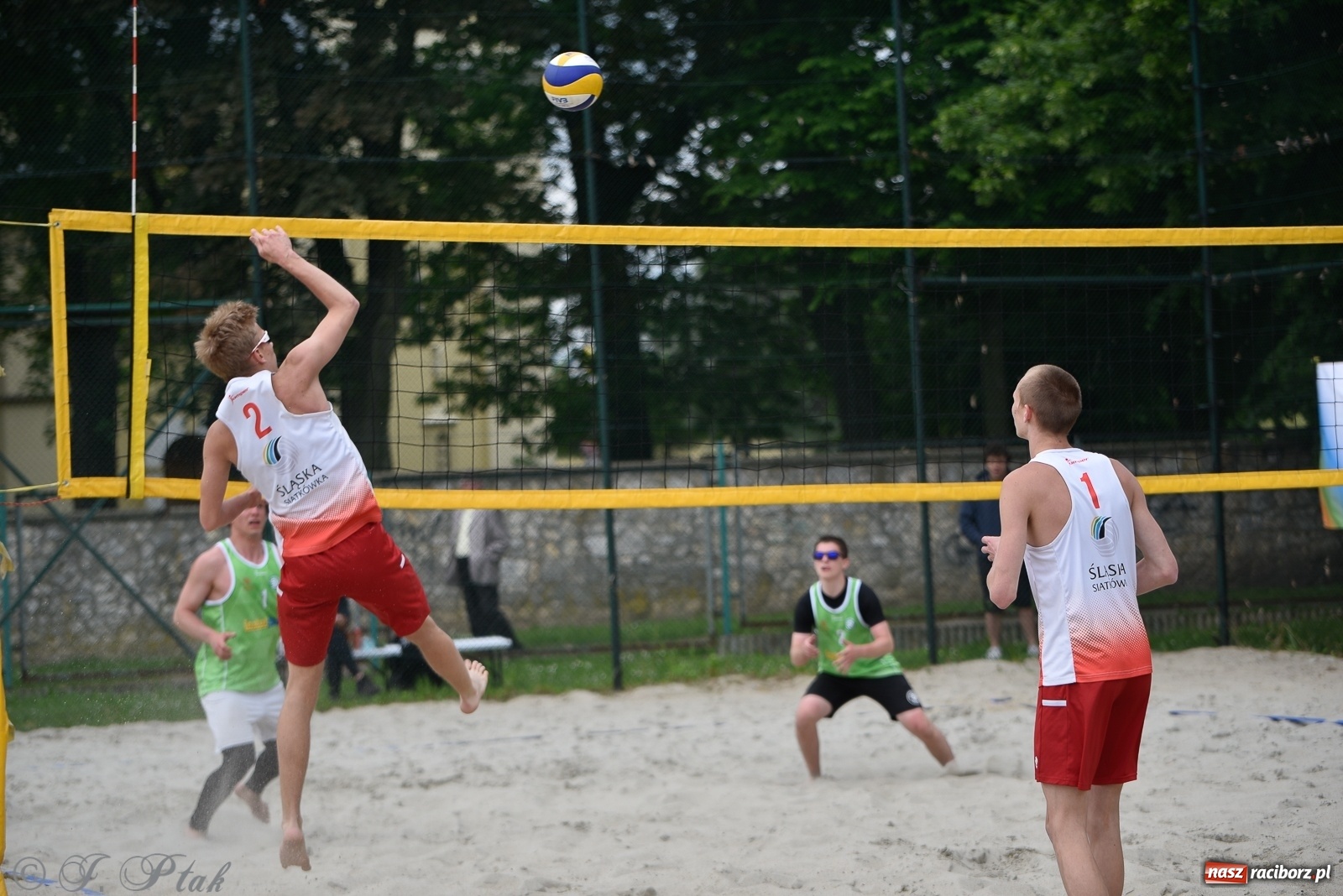Zdjęcie w galerii na portalu naszraciborz.pl: Półfinał mistrzostw Śląska juniorów w siatkówce plażowej w Raciborzu i Krzanowicach [FOTO] wiadomości z regionu