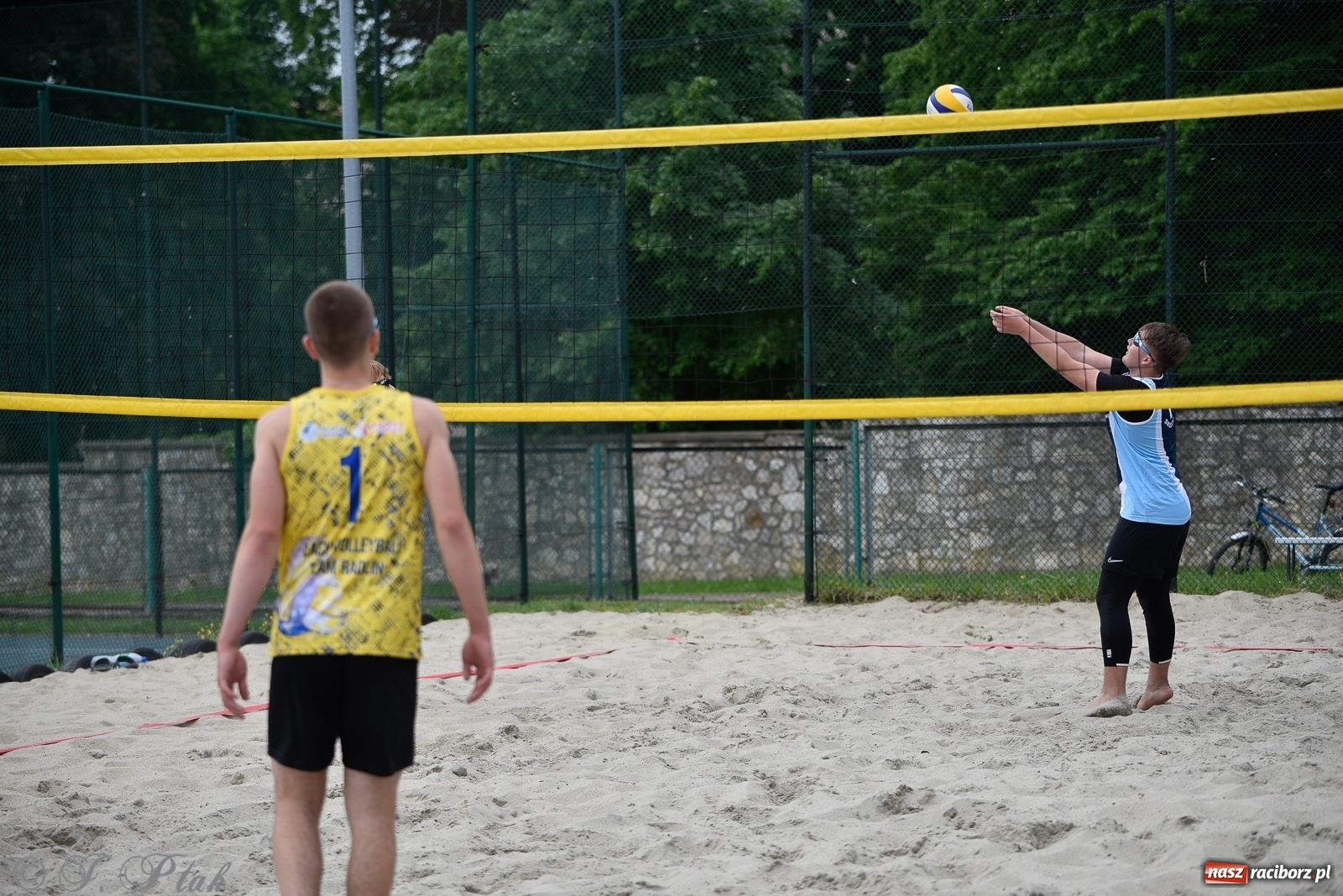 Zdjęcie w galerii na portalu naszraciborz.pl: Półfinał mistrzostw Śląska juniorów w siatkówce plażowej w Raciborzu i Krzanowicach [FOTO] wiadomości z regionu