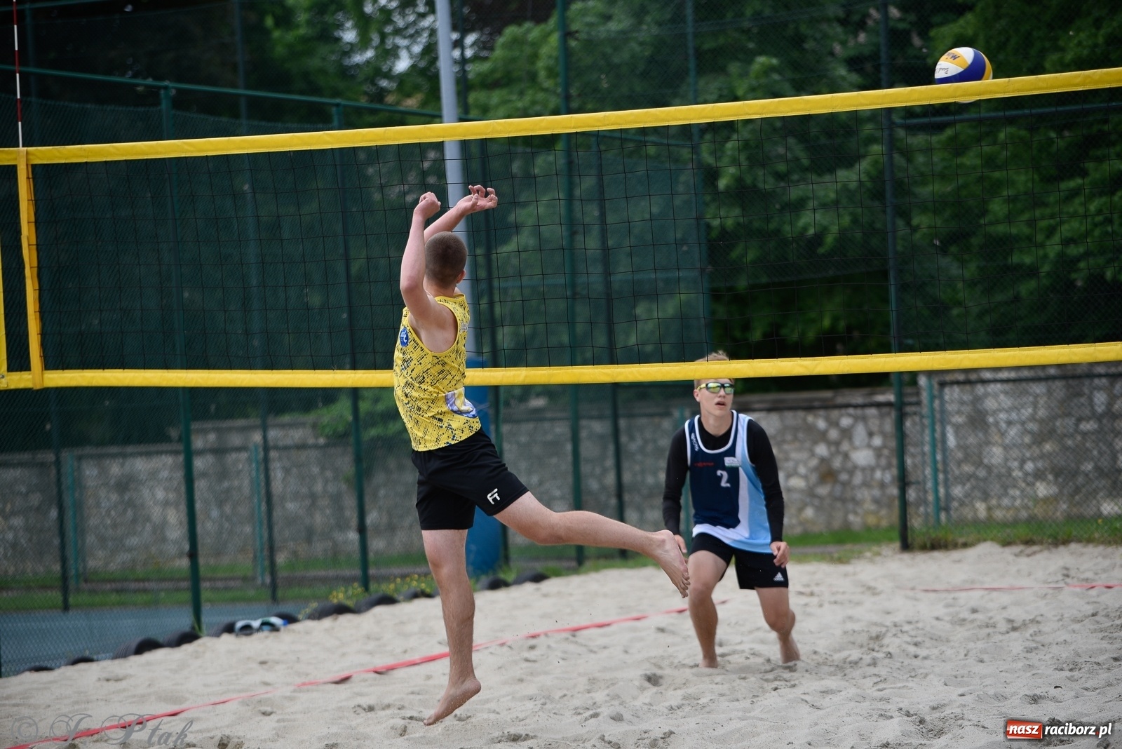 Zdjęcie w galerii na portalu naszraciborz.pl: Półfinał mistrzostw Śląska juniorów w siatkówce plażowej w Raciborzu i Krzanowicach [FOTO] wiadomości z regionu