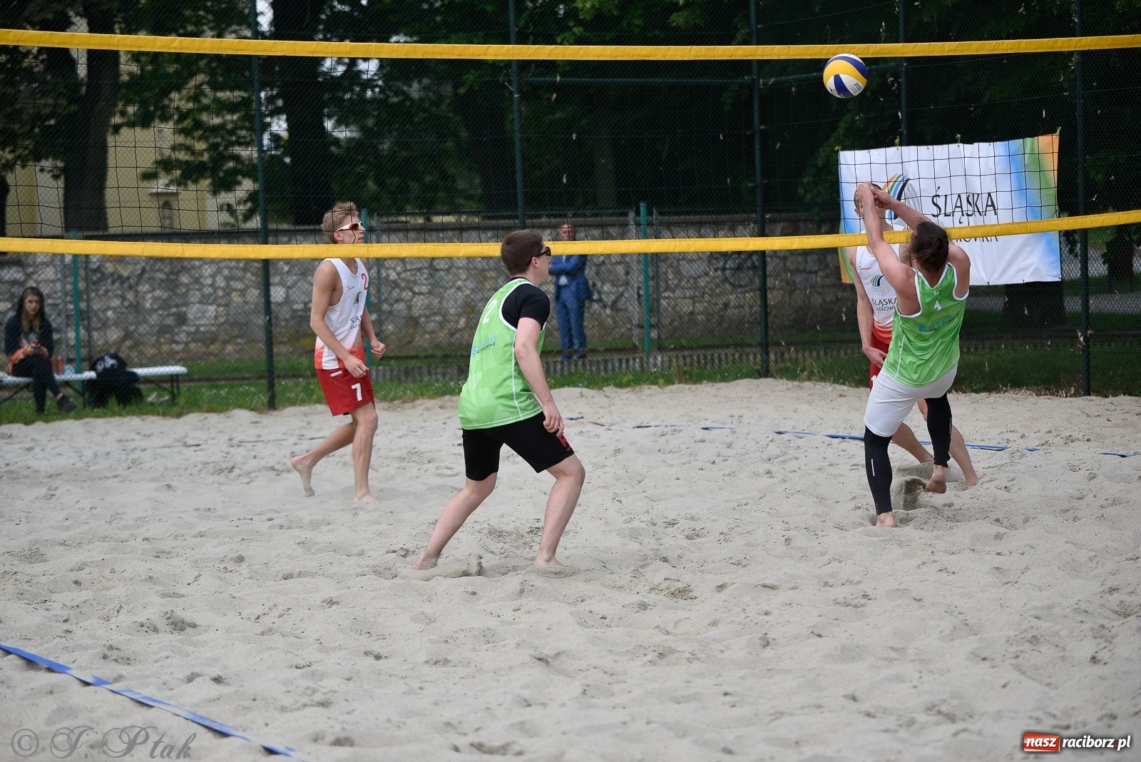 Zdjęcie w galerii na portalu naszraciborz.pl: Półfinał mistrzostw Śląska juniorów w siatkówce plażowej w Raciborzu i Krzanowicach [FOTO] wiadomości z regionu