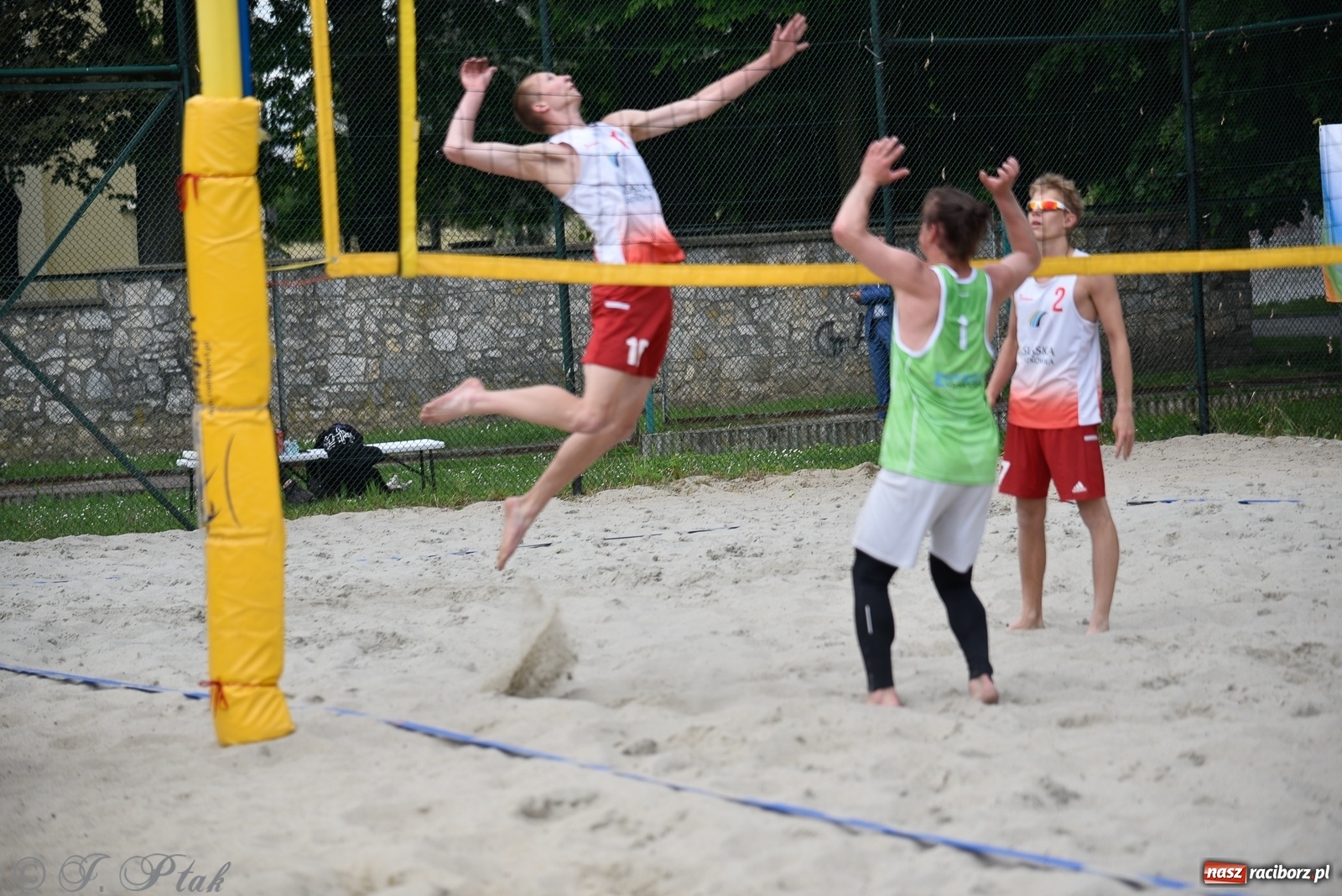 Zdjęcie w galerii na portalu naszraciborz.pl: Półfinał mistrzostw Śląska juniorów w siatkówce plażowej w Raciborzu i Krzanowicach [FOTO] wiadomości z regionu
