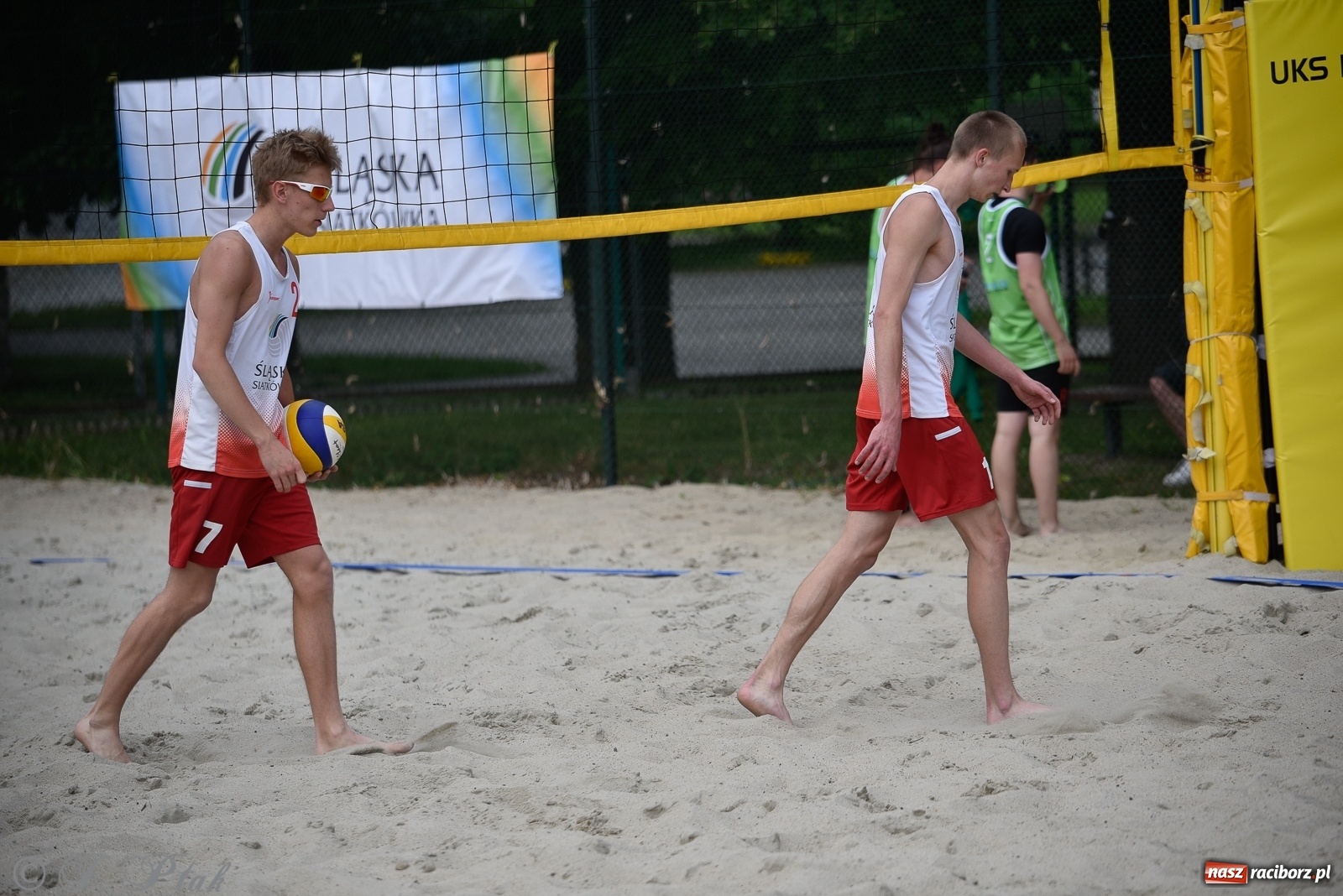 Zdjęcie w galerii na portalu naszraciborz.pl: Półfinał mistrzostw Śląska juniorów w siatkówce plażowej w Raciborzu i Krzanowicach [FOTO] wiadomości z regionu