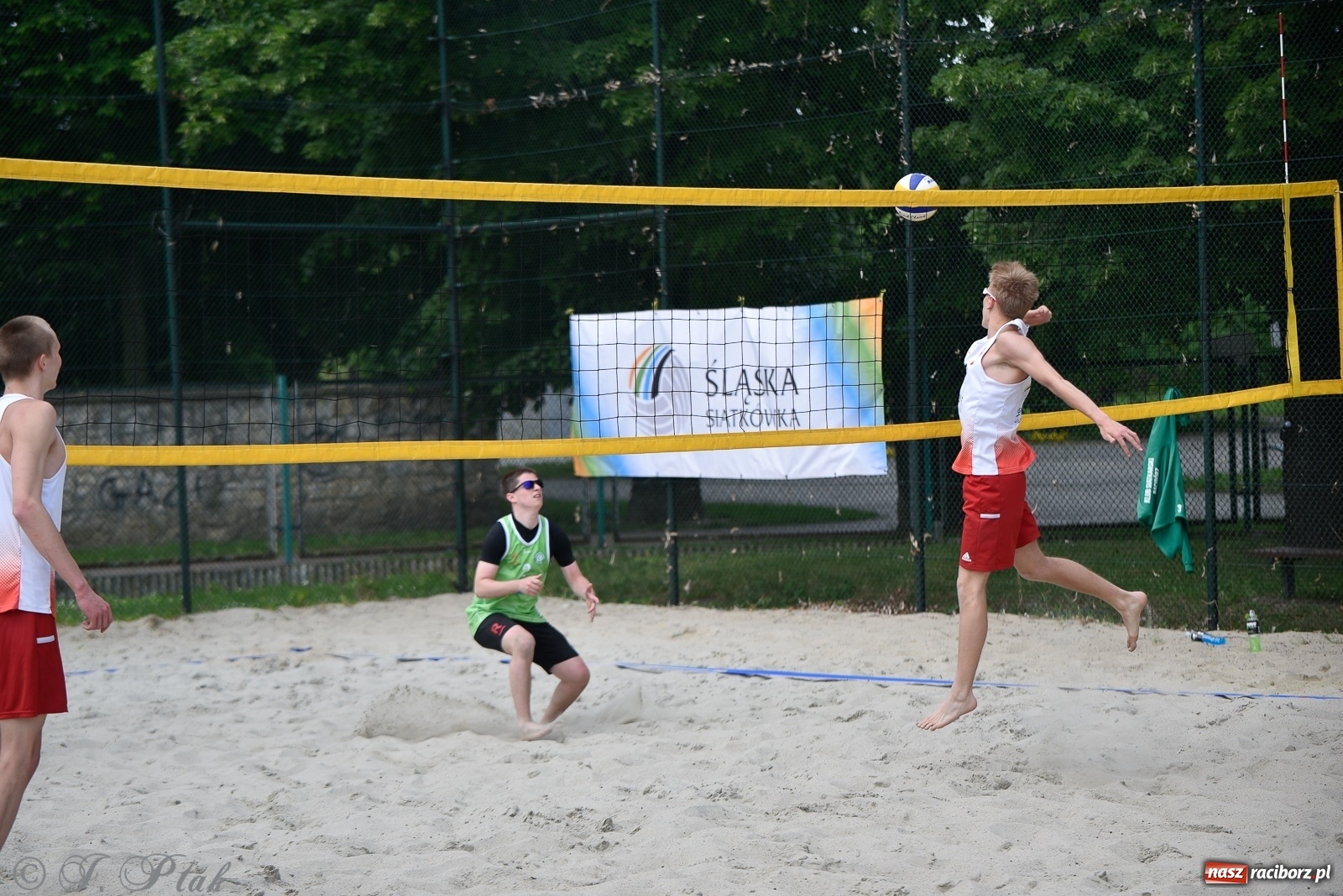 Zdjęcie w galerii na portalu naszraciborz.pl: Półfinał mistrzostw Śląska juniorów w siatkówce plażowej w Raciborzu i Krzanowicach [FOTO] wiadomości z regionu