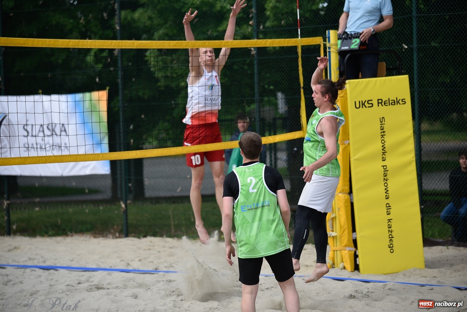 Zdjęcie w galerii na portalu naszraciborz.pl: Półfinał mistrzostw Śląska juniorów w siatkówce plażowej w Raciborzu i Krzanowicach [FOTO] wiadomości z regionu