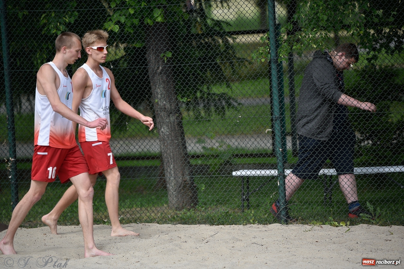 Zdjęcie w galerii na portalu naszraciborz.pl: Półfinał mistrzostw Śląska juniorów w siatkówce plażowej w Raciborzu i Krzanowicach [FOTO] wiadomości z regionu