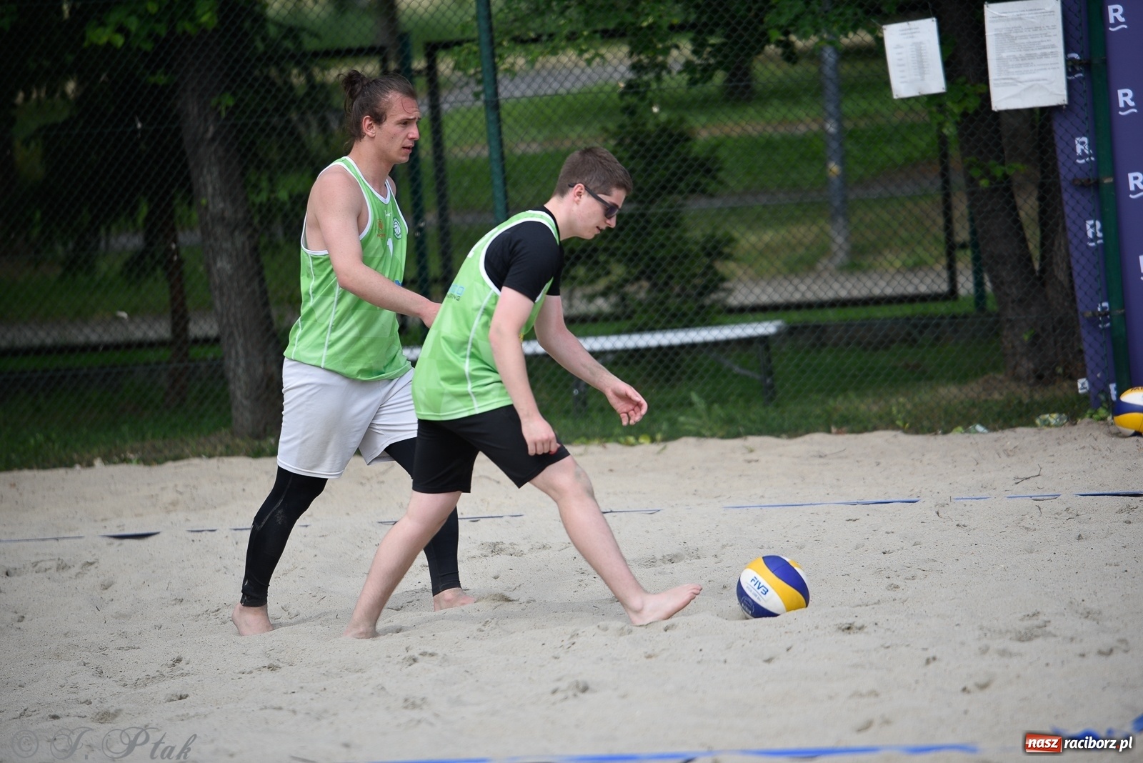 Zdjęcie w galerii na portalu naszraciborz.pl: Półfinał mistrzostw Śląska juniorów w siatkówce plażowej w Raciborzu i Krzanowicach [FOTO] wiadomości z regionu