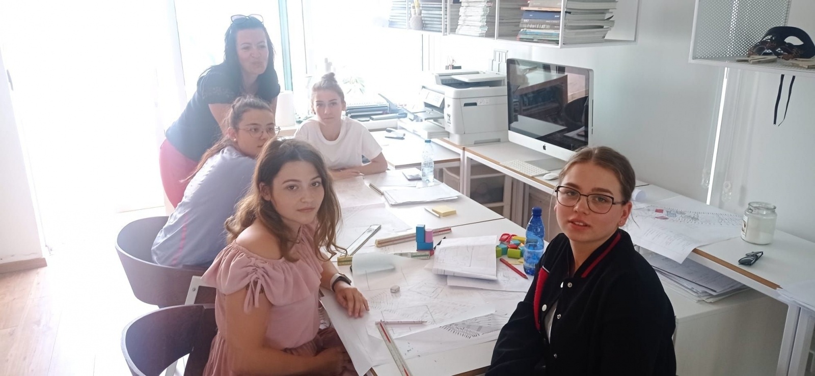 Zdjęcie w galerii na portalu naszraciborz.pl: Kalimera i Buenos Dias – tak witają swoich pracodawców uczniowie CKZiU nr 1 w Raciborzu wiadomości z regionu