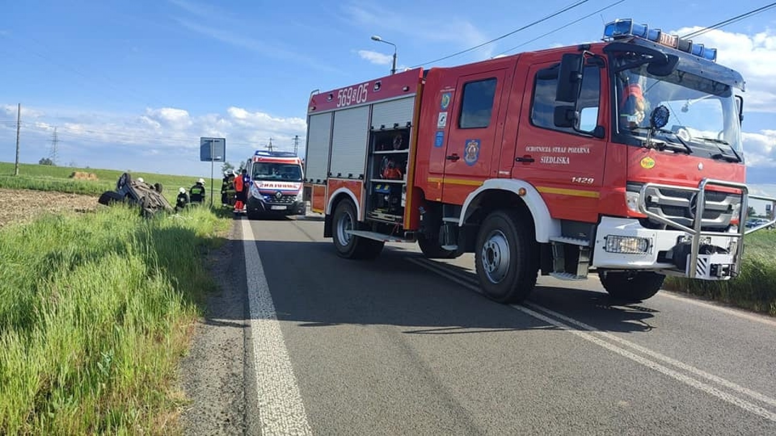 Zdjęcie w galerii na portalu naszraciborz.pl: Raport 998. Peugeot dachował w Turzu. Podróżowały nim cztery osoby [FOTO] wiadomości z regionu