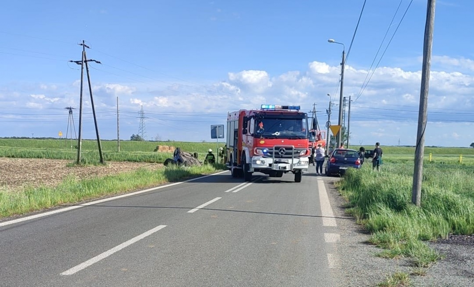 Zdjęcie w galerii na portalu naszraciborz.pl: Raport 998. Peugeot dachował w Turzu. Podróżowały nim cztery osoby [FOTO] wiadomości z regionu