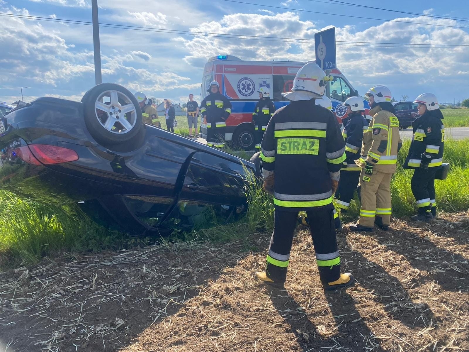 Zdjęcie w galerii na portalu naszraciborz.pl: Raport 998. Peugeot dachował w Turzu. Podróżowały nim cztery osoby [FOTO] wiadomości z regionu