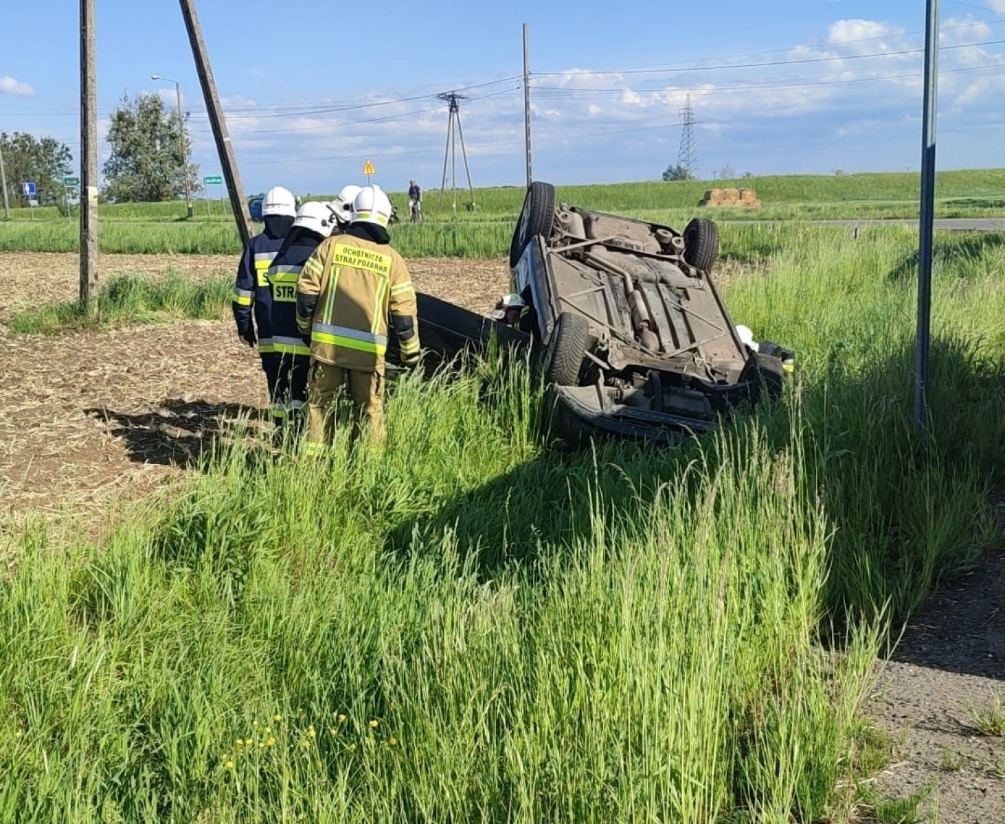 Zdjęcie w galerii na portalu naszraciborz.pl: Raport 998. Peugeot dachował w Turzu. Podróżowały nim cztery osoby [FOTO] wiadomości z regionu