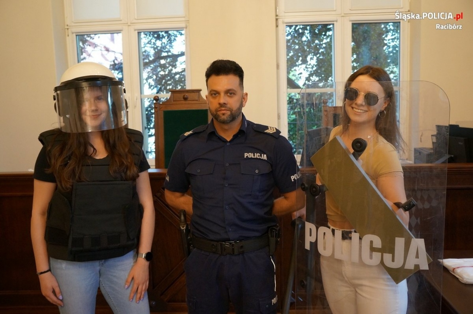 Zdjęcie w galerii na portalu naszraciborz.pl: Raciborscy policjanci na Nocy Muzeów [FOTO] wiadomości z regionu