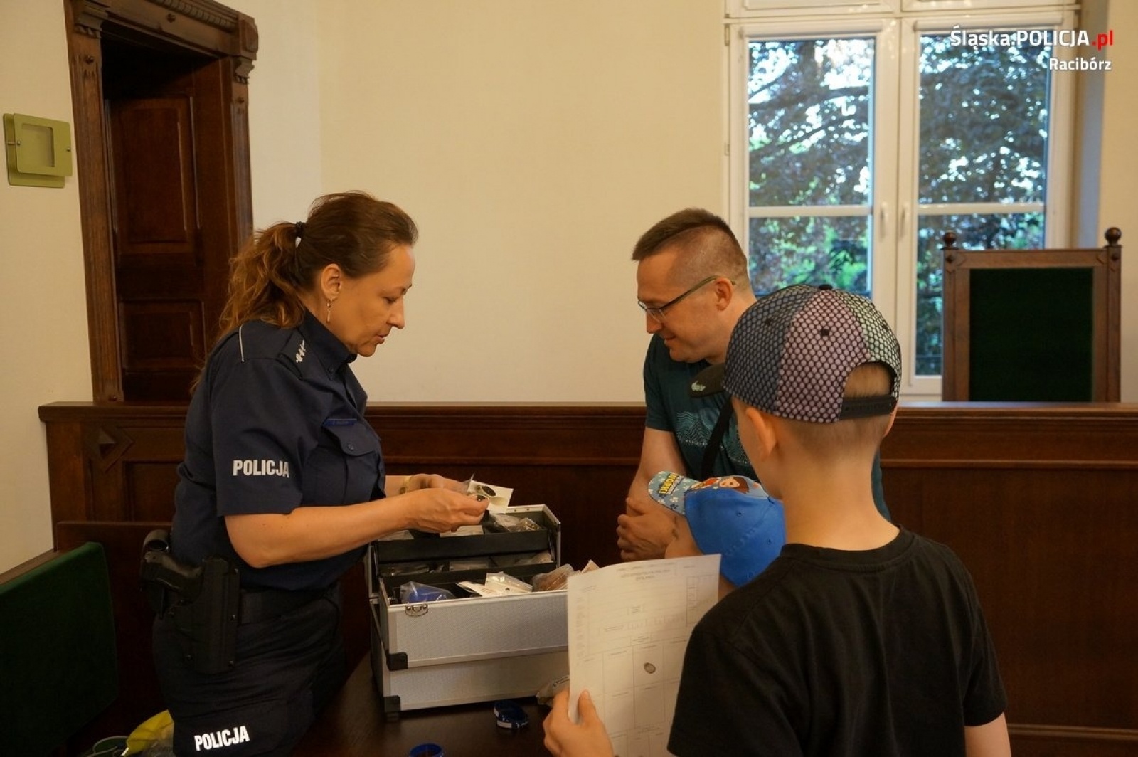 Zdjęcie w galerii na portalu naszraciborz.pl: Raciborscy policjanci na Nocy Muzeów [FOTO] wiadomości z regionu