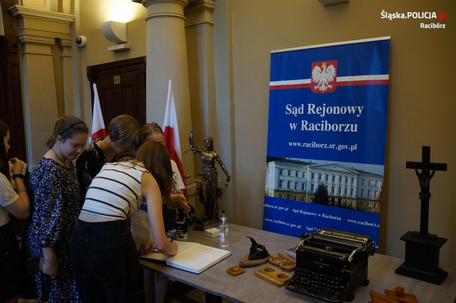 Zdjęcie w galerii na portalu naszraciborz.pl: Raciborscy policjanci na Nocy Muzeów [FOTO] wiadomości z regionu