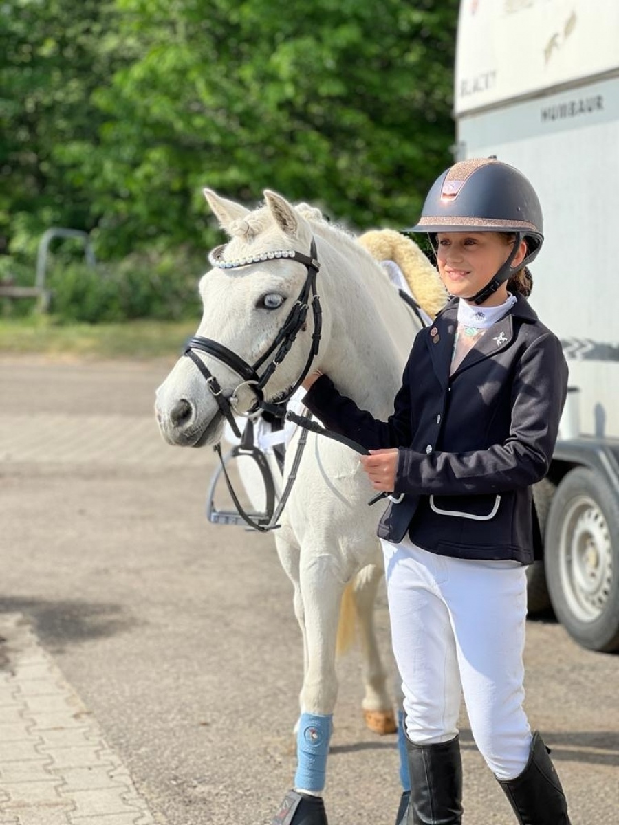 Zdjęcie w galerii na portalu naszraciborz.pl: Vivien i jej kucyk Picasso z sukcesem na zawodach w Zbrosławicach wiadomości z regionu