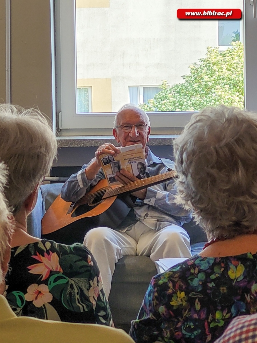 Zdjęcie w galerii na portalu naszraciborz.pl: Niezwyczajne życie zwyczajnego faceta – Szczepan Wilas gościł w bibliotece na Żorskiej wiadomości z regionu