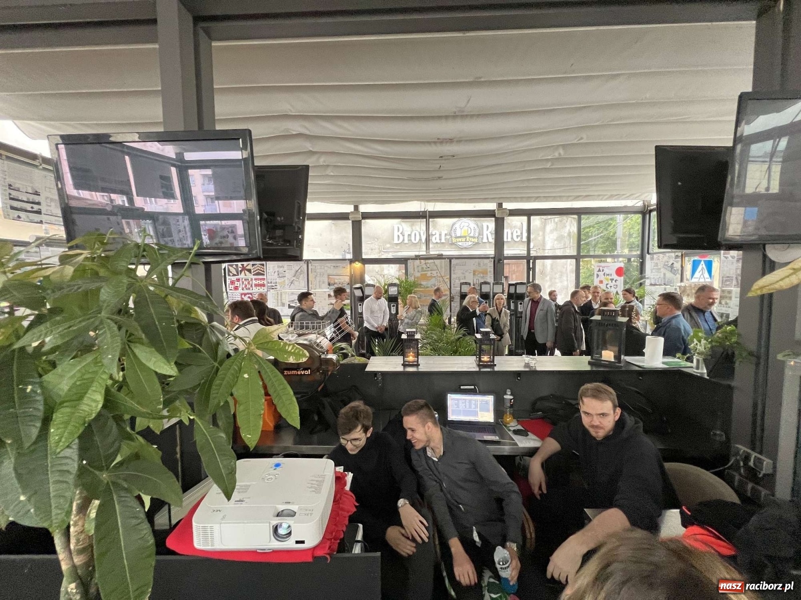 Zdjęcie w galerii na portalu naszraciborz.pl: Młoda architektura Raciborza - PWSZ pokazała prace studentów i wręczyła dyplomy wiadomości z regionu