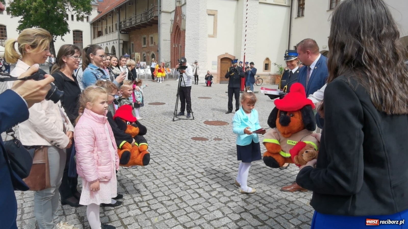 Zdjęcie w galerii na portalu naszraciborz.pl: Cisi aniołowe drugiego człowieka. Dzień Strażaka na Zamku Piastowskim [FOTO i WIDEO] wiadomości z regionu