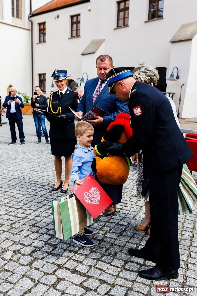 Zdjęcie w galerii na portalu naszraciborz.pl: Cisi aniołowe drugiego człowieka. Dzień Strażaka na Zamku Piastowskim [FOTO i WIDEO] wiadomości z regionu