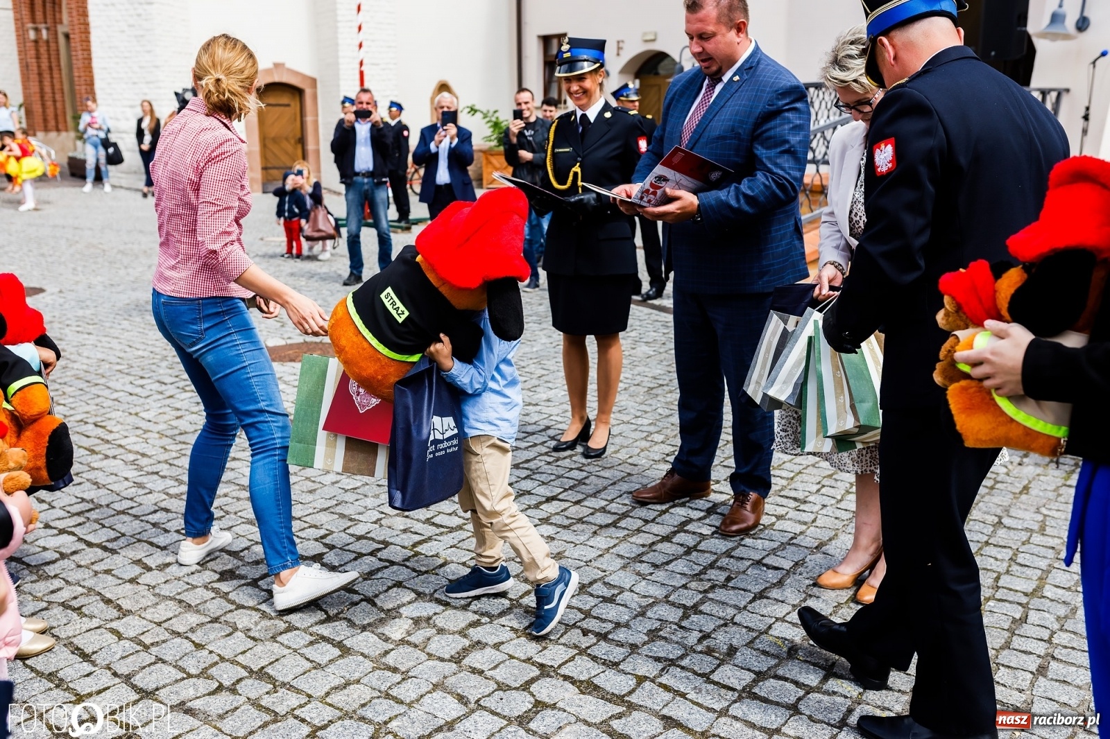 Zdjęcie w galerii na portalu naszraciborz.pl: Cisi aniołowe drugiego człowieka. Dzień Strażaka na Zamku Piastowskim [FOTO i WIDEO] wiadomości z regionu
