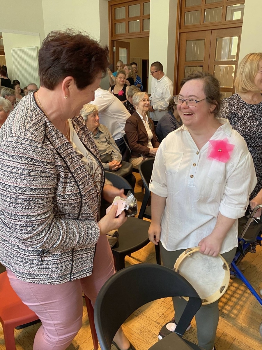 Zdjęcie w galerii na portalu naszraciborz.pl: Dzień Matki w Warsztacie Terapii Zajęciowej w Raciborzu wiadomości z regionu