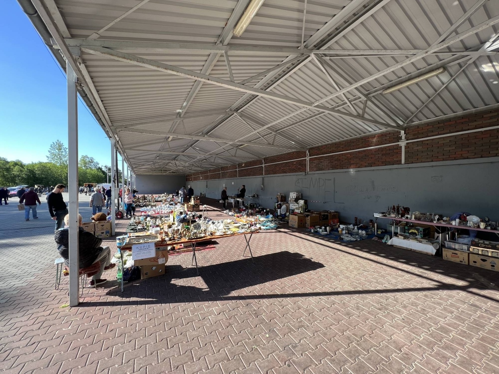 Zdjęcie w galerii na portalu naszraciborz.pl: Targ staroci w Pietrowicach Wielkich i walizka z Orient Expressu wiadomości z regionu