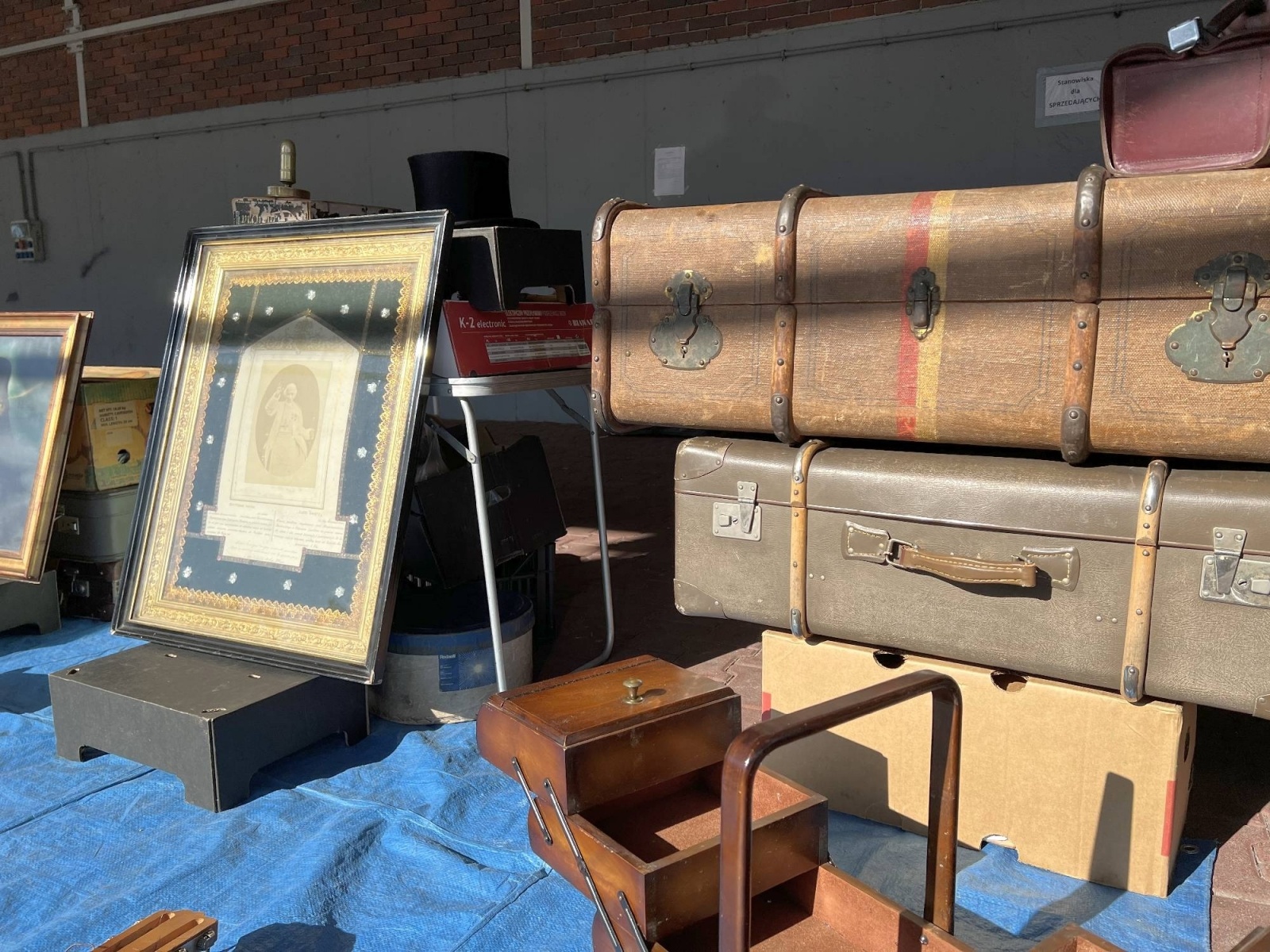 Zdjęcie w galerii na portalu naszraciborz.pl: Targ staroci w Pietrowicach Wielkich i walizka z Orient Expressu wiadomości z regionu