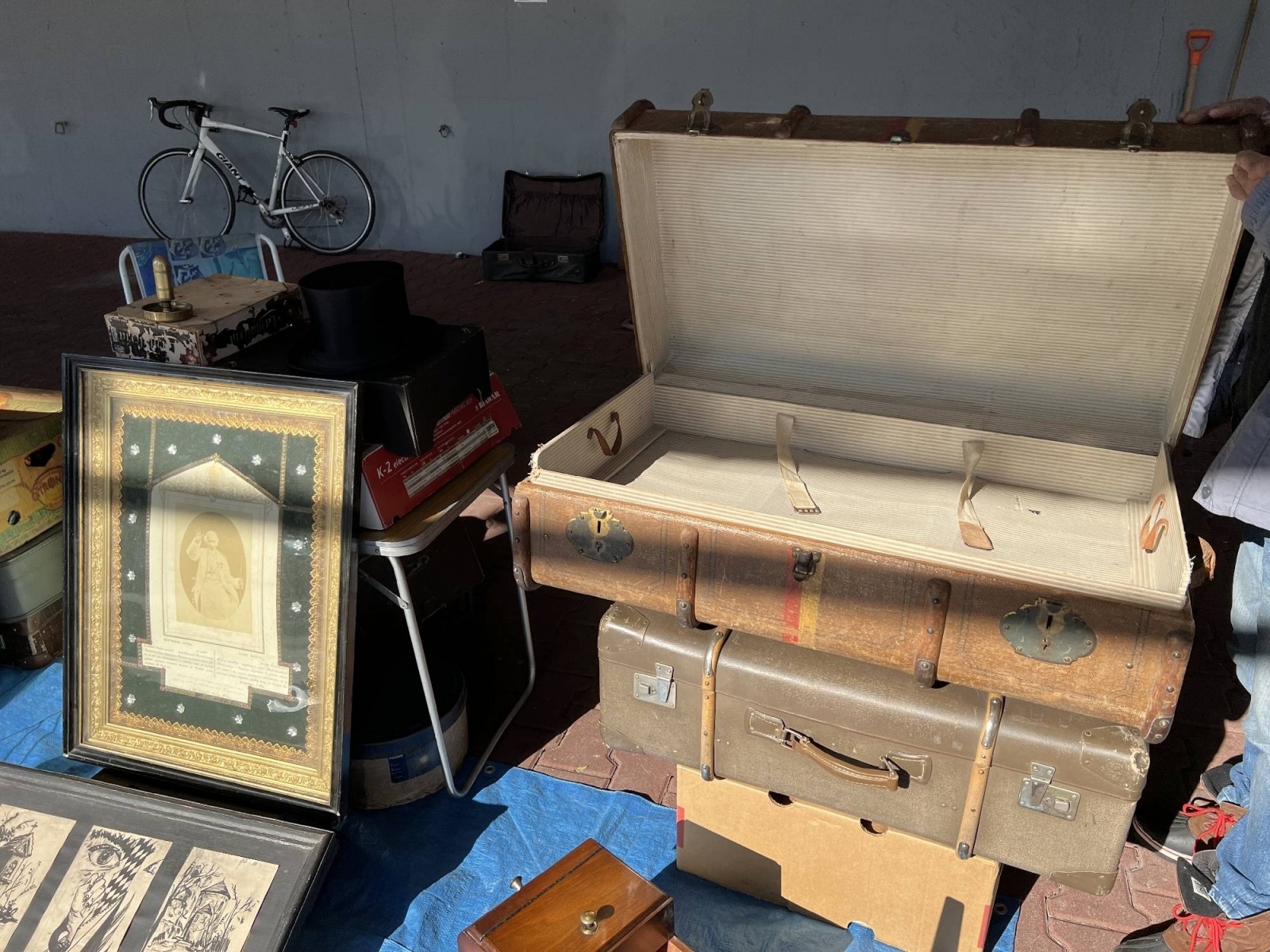 Zdjęcie w galerii na portalu naszraciborz.pl: Targ staroci w Pietrowicach Wielkich i walizka z Orient Expressu wiadomości z regionu