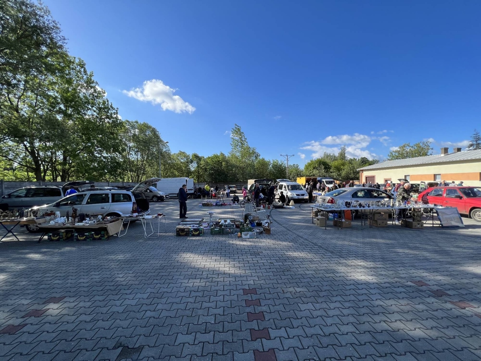 Zdjęcie w galerii na portalu naszraciborz.pl: Targ staroci w Pietrowicach Wielkich i walizka z Orient Expressu wiadomości z regionu