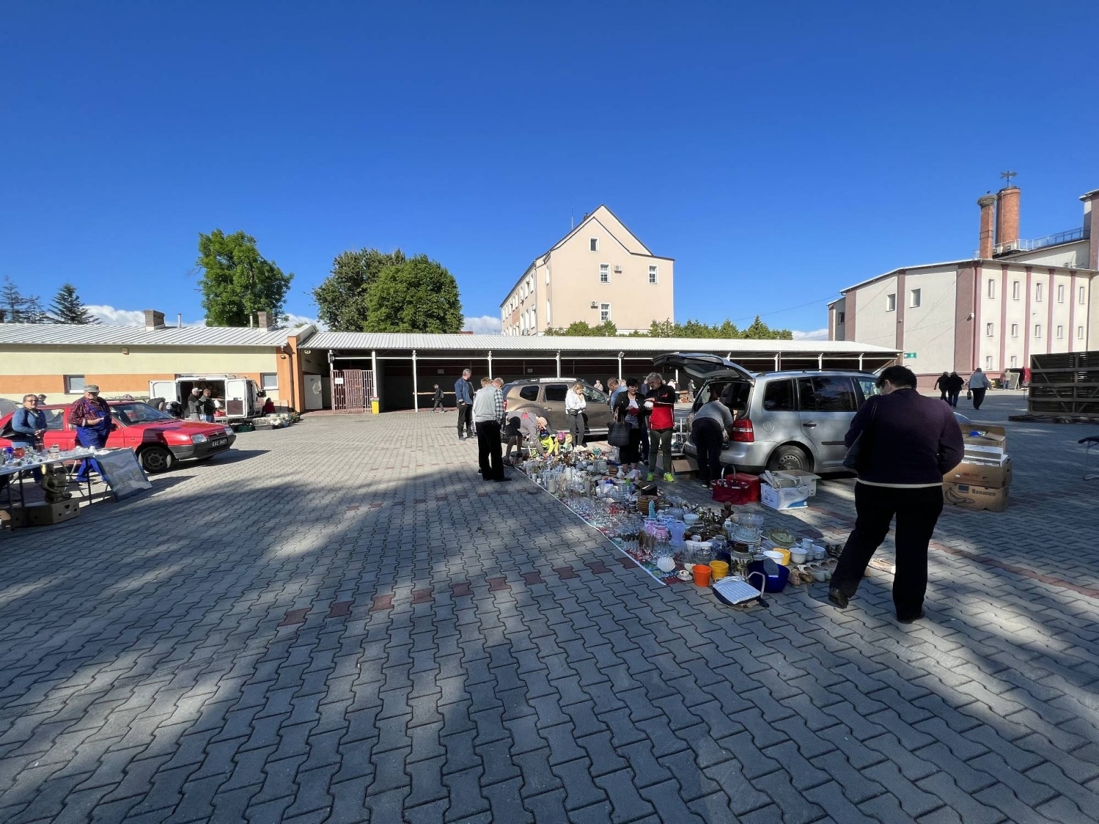 Zdjęcie w galerii na portalu naszraciborz.pl: Targ staroci w Pietrowicach Wielkich i walizka z Orient Expressu wiadomości z regionu