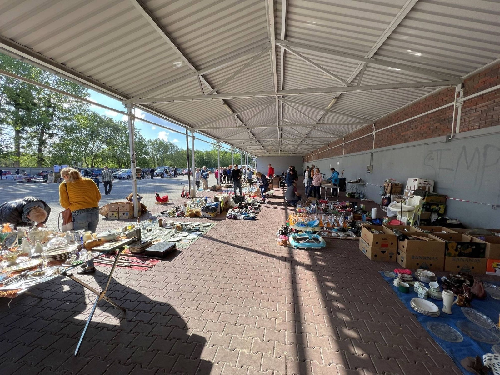 Zdjęcie w galerii na portalu naszraciborz.pl: Targ staroci w Pietrowicach Wielkich i walizka z Orient Expressu wiadomości z regionu