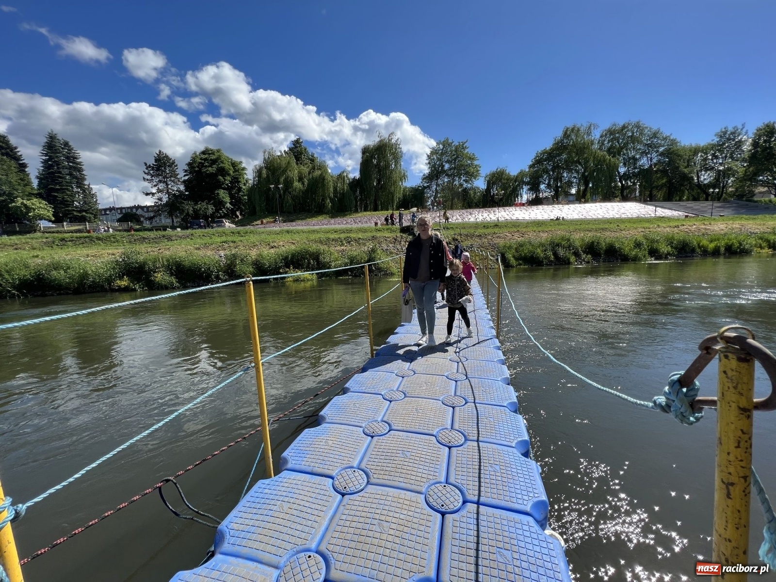 Zdjęcie w galerii na portalu naszraciborz.pl: Bębniarze i cyrkowcy - bulwary oficjalnie otwarte [WIDEO] wiadomości z regionu