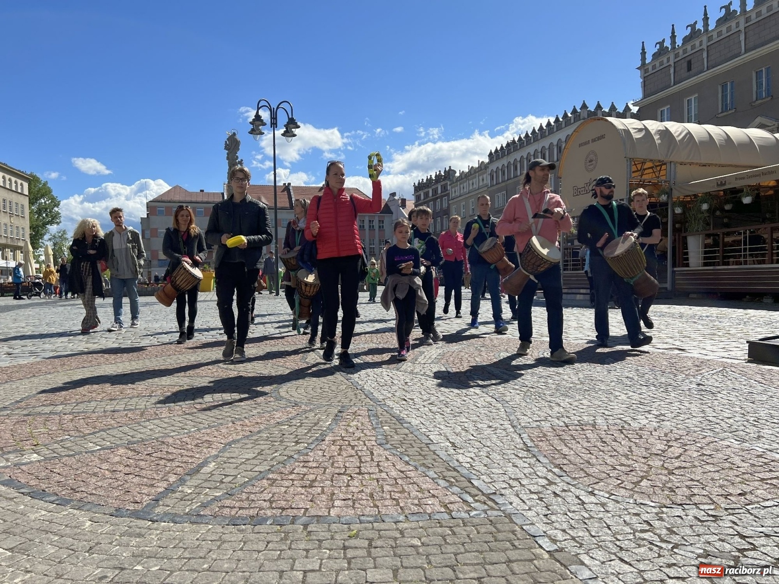 Zdjęcie w galerii na portalu naszraciborz.pl: Bębniarze i cyrkowcy - bulwary oficjalnie otwarte [WIDEO] wiadomości z regionu